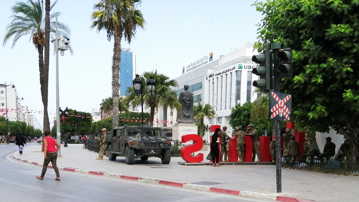 Tuniský prezident upevňuje moc
